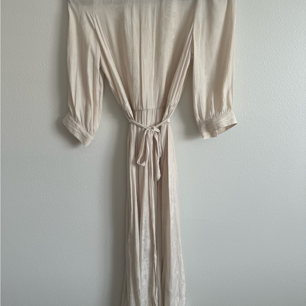 Banana Republic Cream Robe with Elegant Silhouette